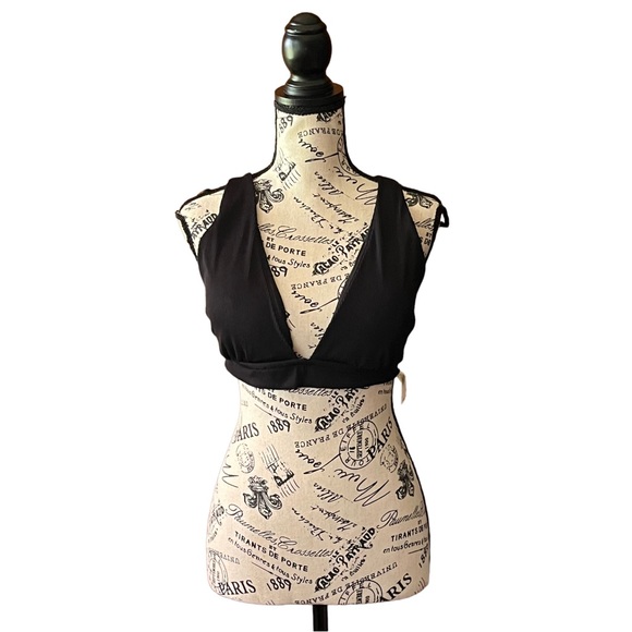 Elegant Black Bikini Set - Picture 3 of 11